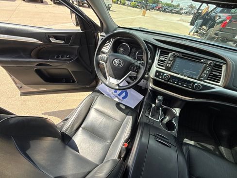 Used 2016 Toyota Highlander XLE AWD/4WD image 24