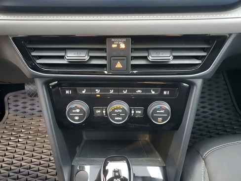 Used 2024 Volkswagen Taos SE w/ Panoramic Sunroof Package image 39