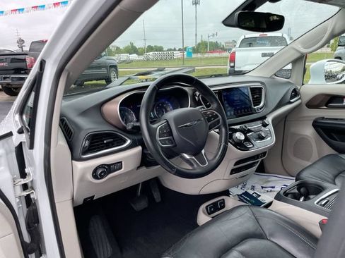 Used 2017 Chrysler Pacifica Touring-L Plus FWD image 10