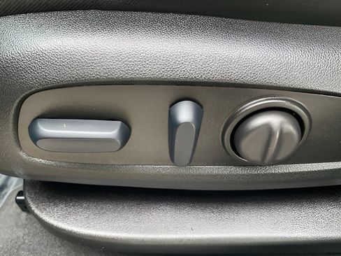 Used 2023 GMC Acadia SLE w/ Driver Convenience Package image 10