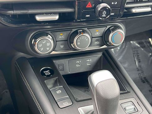 Used 2025 Nissan Kicks SV AWD/4WD image 12