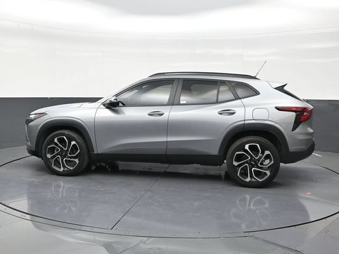 Used 2025 Chevrolet Trax RS w/ Sunroof Package FWD image 2
