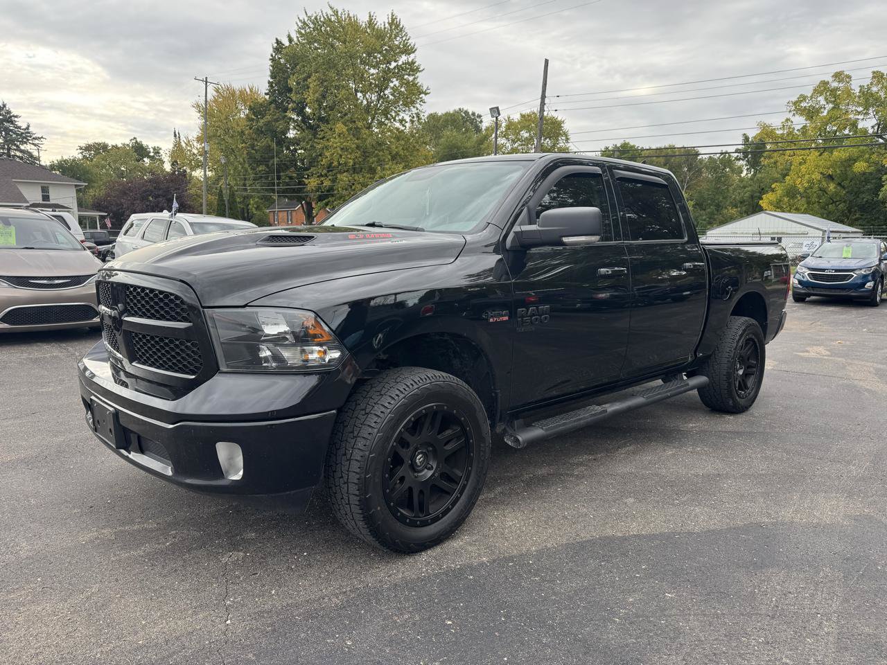 Used 2019 RAM 1500 Classic SLT w/ Black Appearance Group AWD/4WD image 2