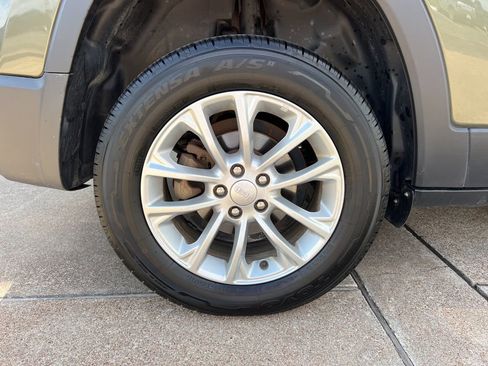 Used 2019 Jeep Cherokee Latitude w/ Popular Appearance Group image 9