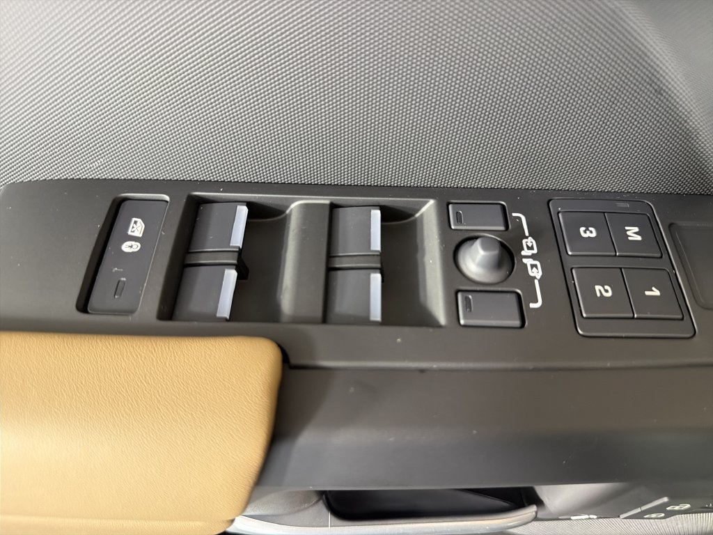 New 2026 Land Rover Defender 110 X-Dynamic SE AWD/4WD image 27