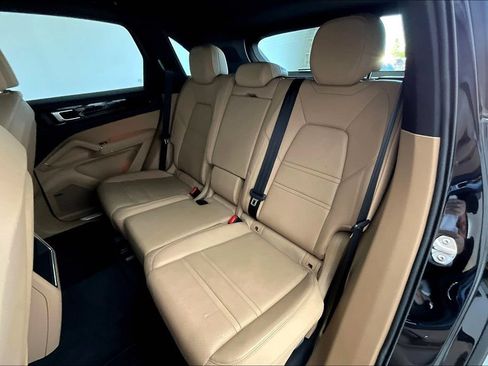 Used 2022 Porsche Cayenne AWD/4WD image 33