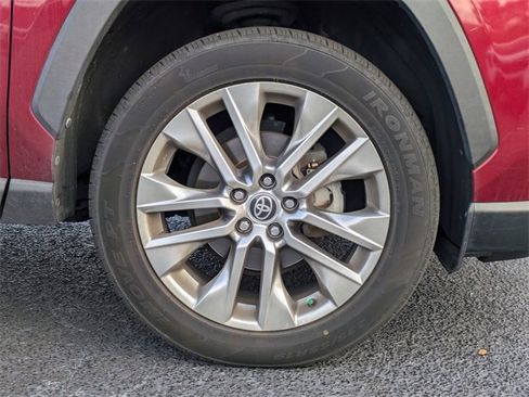 Used 2021 Toyota RAV4 XLE Premium image 11