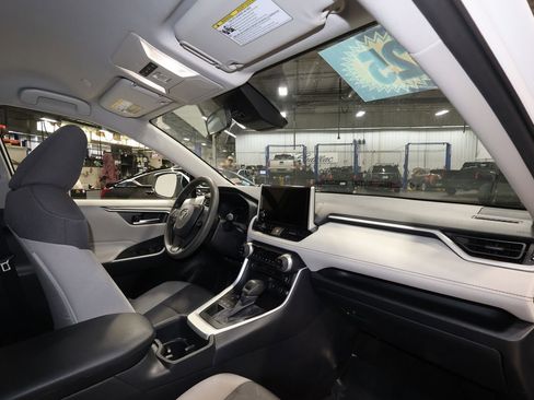 Used 2025 Toyota RAV4 XLE image 27