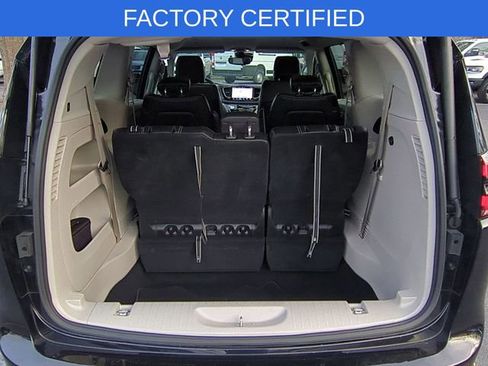 Certified 2024 Chrysler Pacifica Touring-L image 31