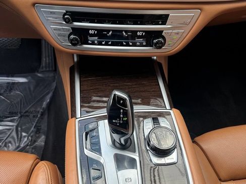 Used 2022 BMW 750Li xDrive AWD/4WD image 34