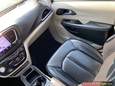 Certified 2024 Chrysler Pacifica Touring-L FWD image 16