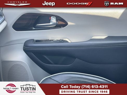 Used 2023 Chrysler Pacifica Limited FWD image 29