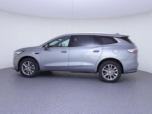 Used 2023 Buick Enclave Avenir image 3