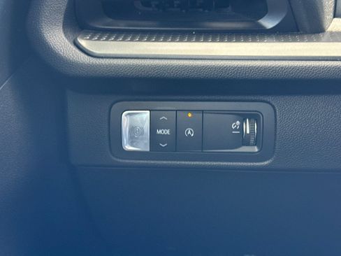 Used 2025 Chevrolet Traverse LT FWD image 41