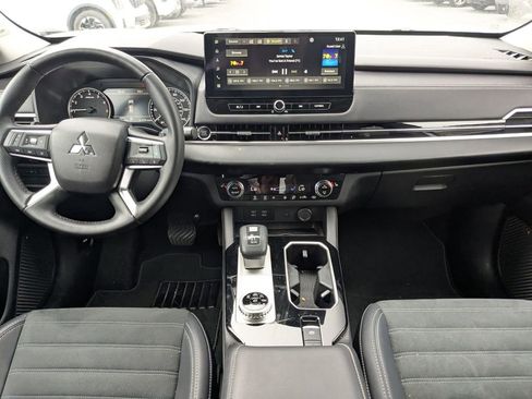 Used 2025 Mitsubishi Outlander SE image 15