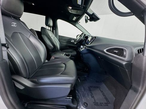 Used 2024 Chrysler Pacifica Limited FWD image 30