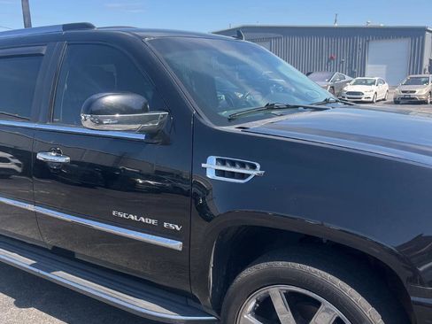 Used 2011 Cadillac Escalade ESV Luxury AWD/4WD image 8