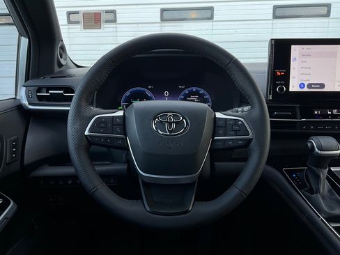 Used 2025 Toyota Sienna Platinum image 41