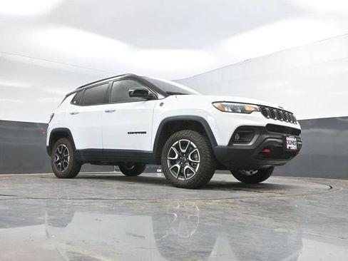 Used 2025 Jeep Compass Trailhawk AWD/4WD image 48