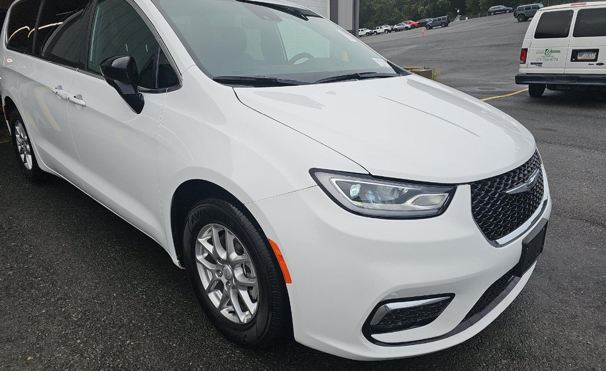 Used 2026 Chrysler Pacifica Select FWD image 2