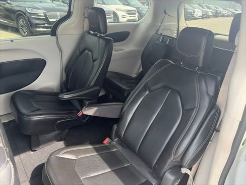 Used 2023 Chrysler Pacifica Touring-L FWD image 11