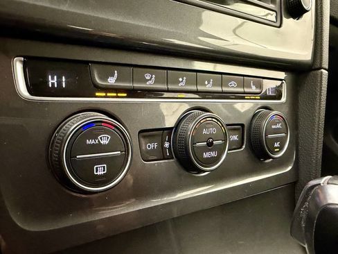 Used 2016 Volkswagen e-Golf SE w/ DC Fast Charging Package image 17