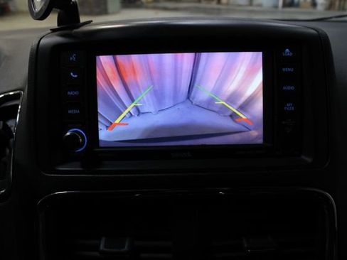 Used 2019 Dodge Grand Caravan SXT w/ Driver Convenience Group image 4