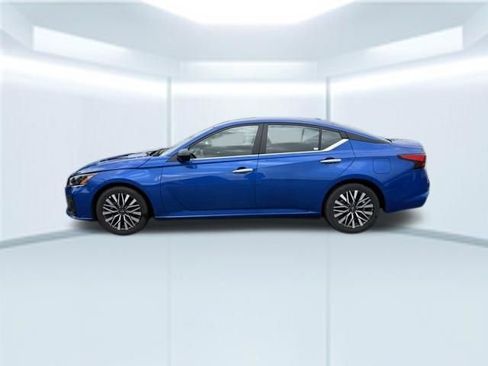 Used 2025 Nissan Altima 2.5 SV FWD image 12