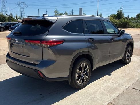 Used 2023 Toyota Highlander XLE AWD/4WD image 4