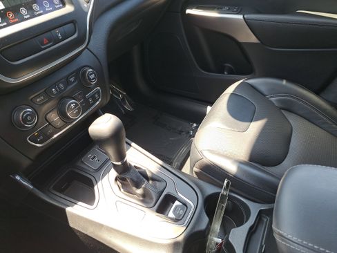 Used 2022 Jeep Cherokee Latitude Lux w/ Sun & Sound Group FWD image 23