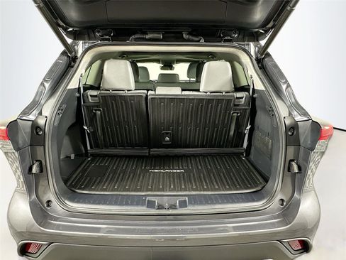 Used 2022 Toyota Highlander XLE AWD/4WD image 27