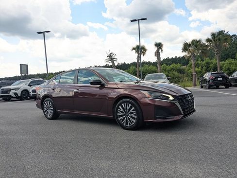 Used 2025 Nissan Altima 2.5 SV FWD image 2