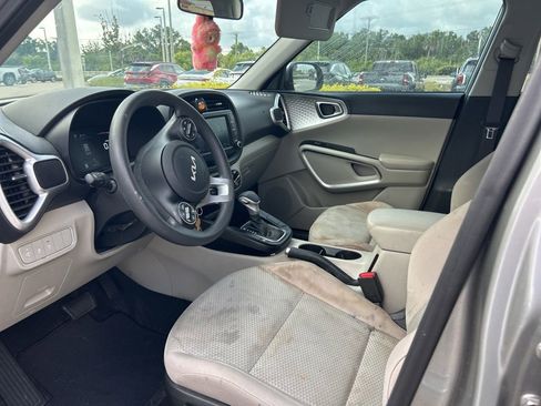 Used 2023 Kia Soul LX w/ LX Technology Package FWD image 3