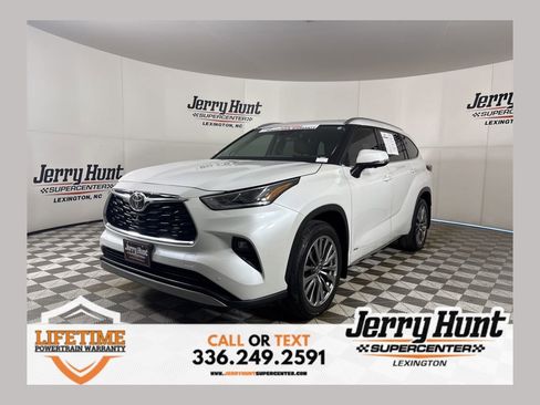 Used 2025 Toyota Highlander XLE image 1