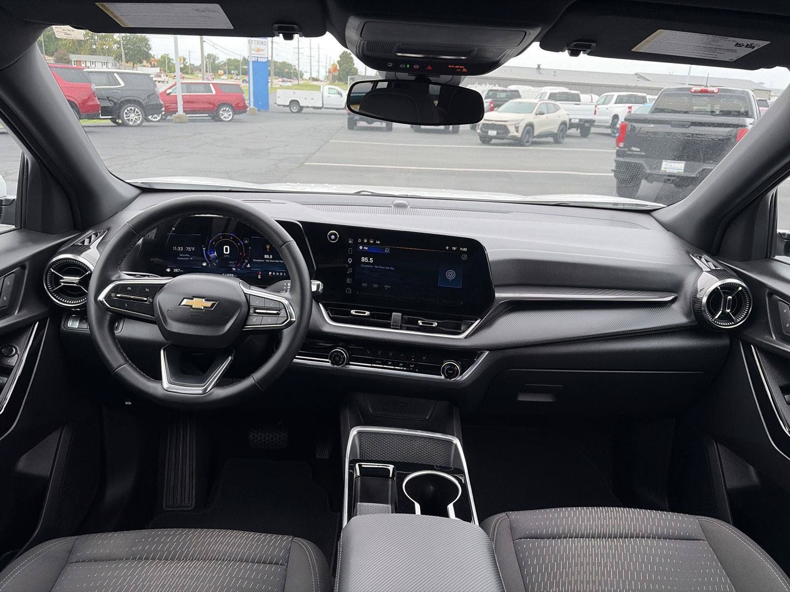 Used 2025 Chevrolet Equinox LT FWD image 13
