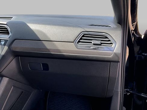 Used 2023 Volkswagen Tiguan SE FWD image 31