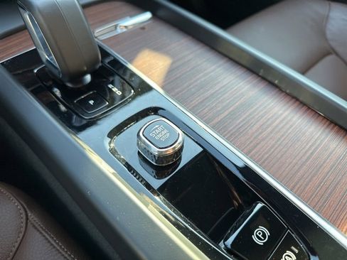 Certified 2023 Volvo XC60 B5 Plus w/ Climate Package image 29