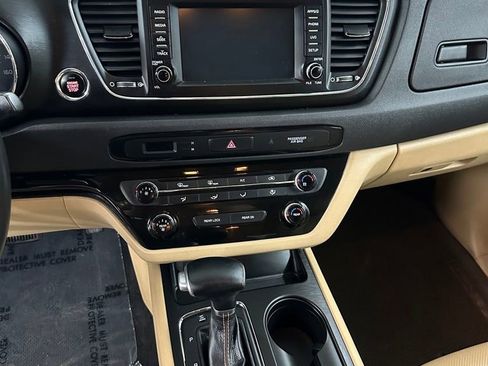 Used 2017 Kia Sedona LX w/ LX Essentials Premium Package FWD image 16
