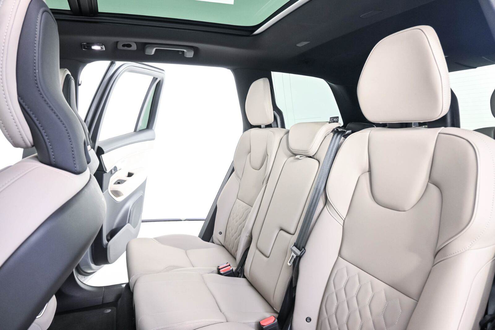 Certified 2026 Volvo XC90 B6 Plus AWD/4WD image 18