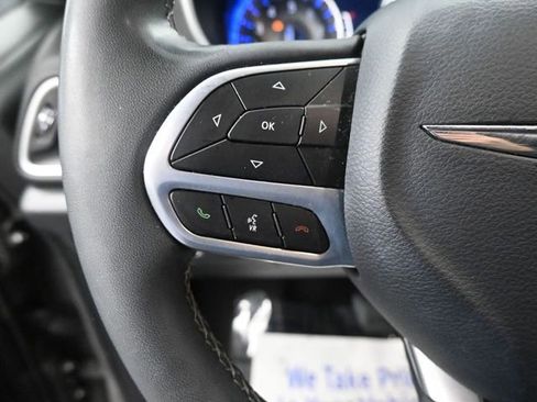 Used 2025 Chrysler Pacifica Select image 30