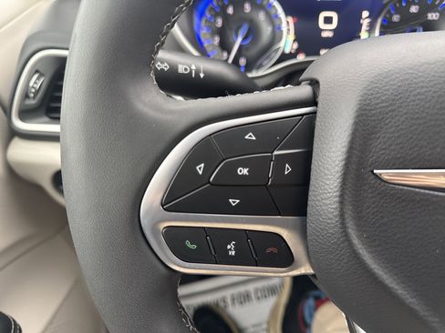 Used 2024 Chrysler Pacifica Touring-L image 18