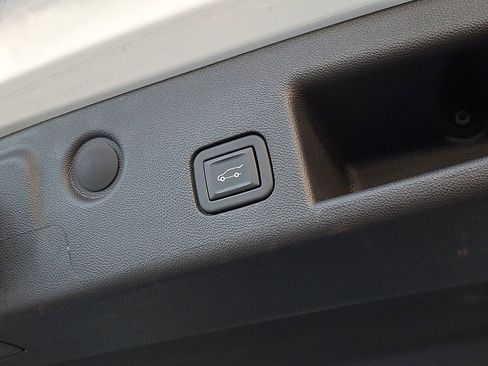 Used 2023 Chevrolet Equinox LT image 28