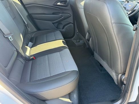 Used 2025 Chevrolet Trax LT w/ LT Convenience Package image 19