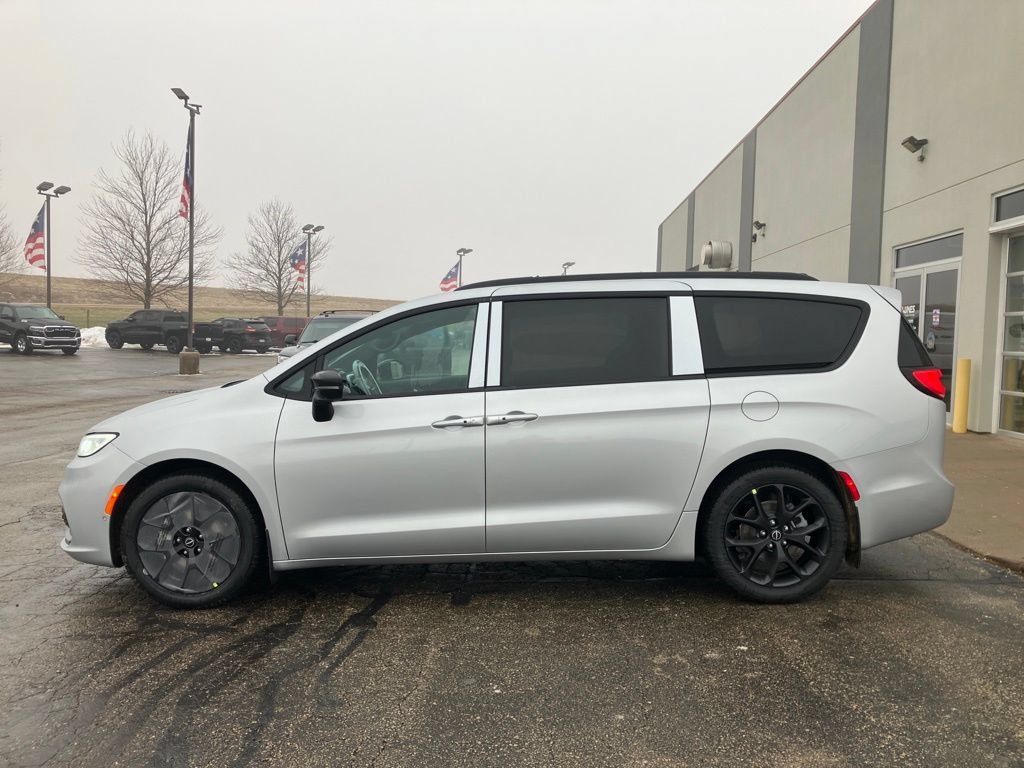 New 2026 Chrysler Pacifica Select w/ S Appearance Package FWD image 5