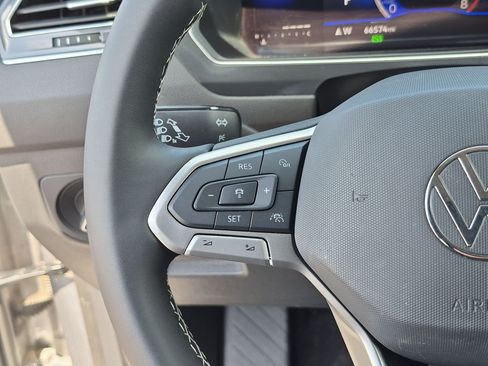 Used 2022 Volkswagen Tiguan SE AWD/4WD image 19