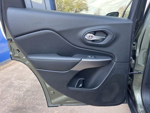 Used 2019 Jeep Cherokee Latitude w/ Popular Appearance Group image 17