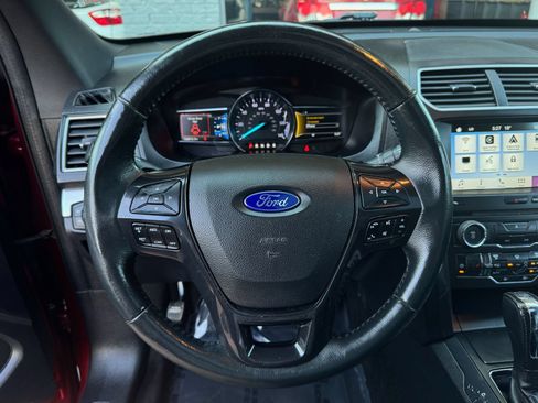Used 2017 Ford Explorer XLT w/ Equipment Group 202A AWD/4WD image 32