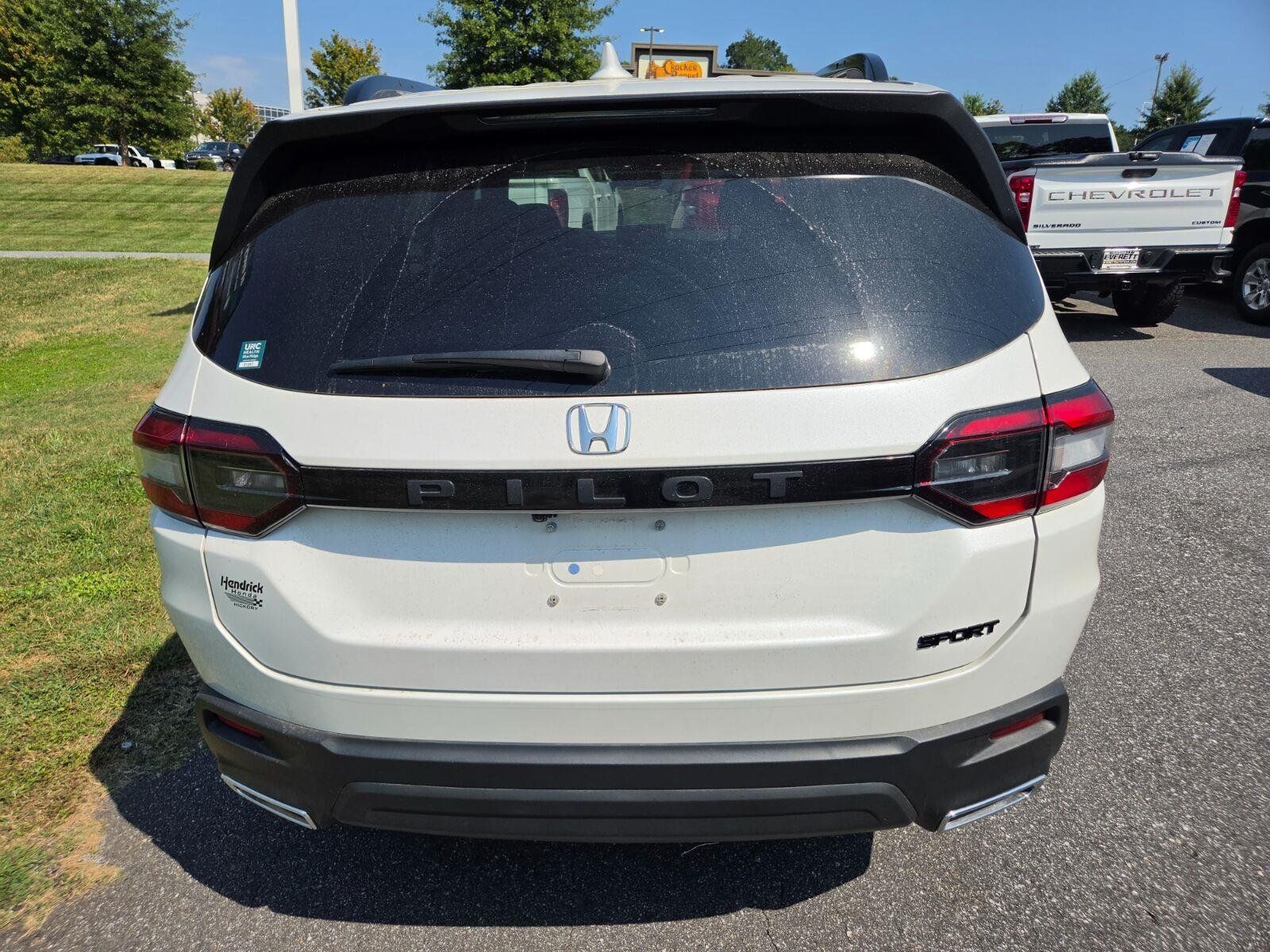 Used 2025 Honda Pilot Sport image 6