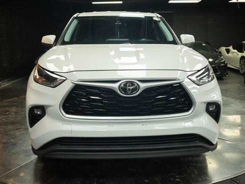 Used 2021 Toyota Highlander LE AWD/4WD image 3