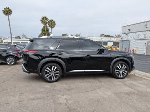 Used 2024 Nissan Pathfinder Platinum FWD image 2